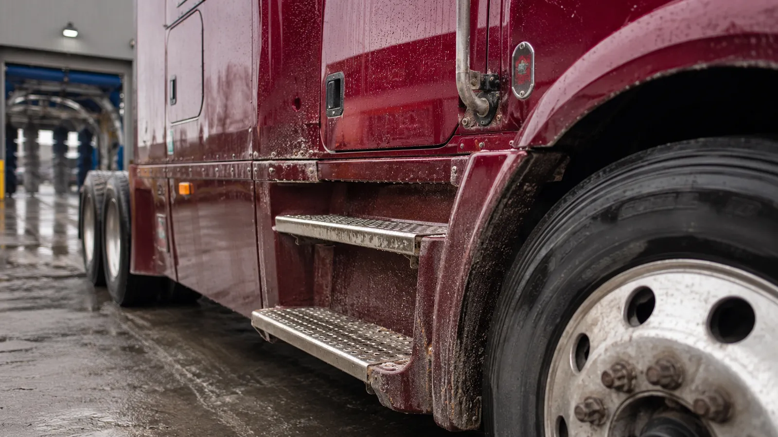 Washing the step plate and wheel area of a tractor unit